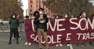 Copertina di Scuola, sit-in degli studenti davanti al ministero dei Trasporti: “Dove sono gli investimenti? Siamo tornati a casa dopo solo un mese”