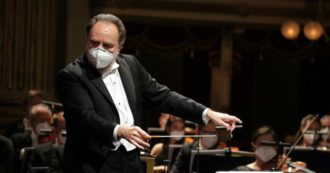 Copertina di Teatro alla Scala, squilla un cellulare durante il concerto e il maestro Chailly interrompe l’orchestra: “Risponda pure”