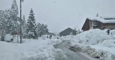 Copertina di Bimbo di 11 anni costretto a scendere dal bus perché aveva il biglietto, ma non quello “olimpico”: cammina per 6 km sotto la neve a Belluno
