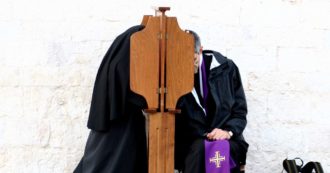 Copertina di Confessione via cellulare come misura anti-Covid? Per il Vaticano non è valida. “Sì alle assoluzioni collettive in situazioni gravi”