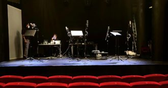Copertina di Le notizie diventano audio-spettacolo: “Sul Filo”, il podcast dei Filodrammatici di Milano che “riapre” il teatro chiuso per la pandemia