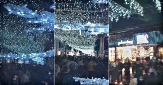 Copertina di Riccione, folla nelle vie del centro per l’accensione delle luminarie di Natale. Bonaccini: “Così si rischia di tornare in zona arancione”