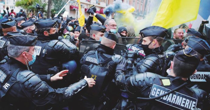 Copertina di L’idea di Macron: un sito per denunciare i poliziotti