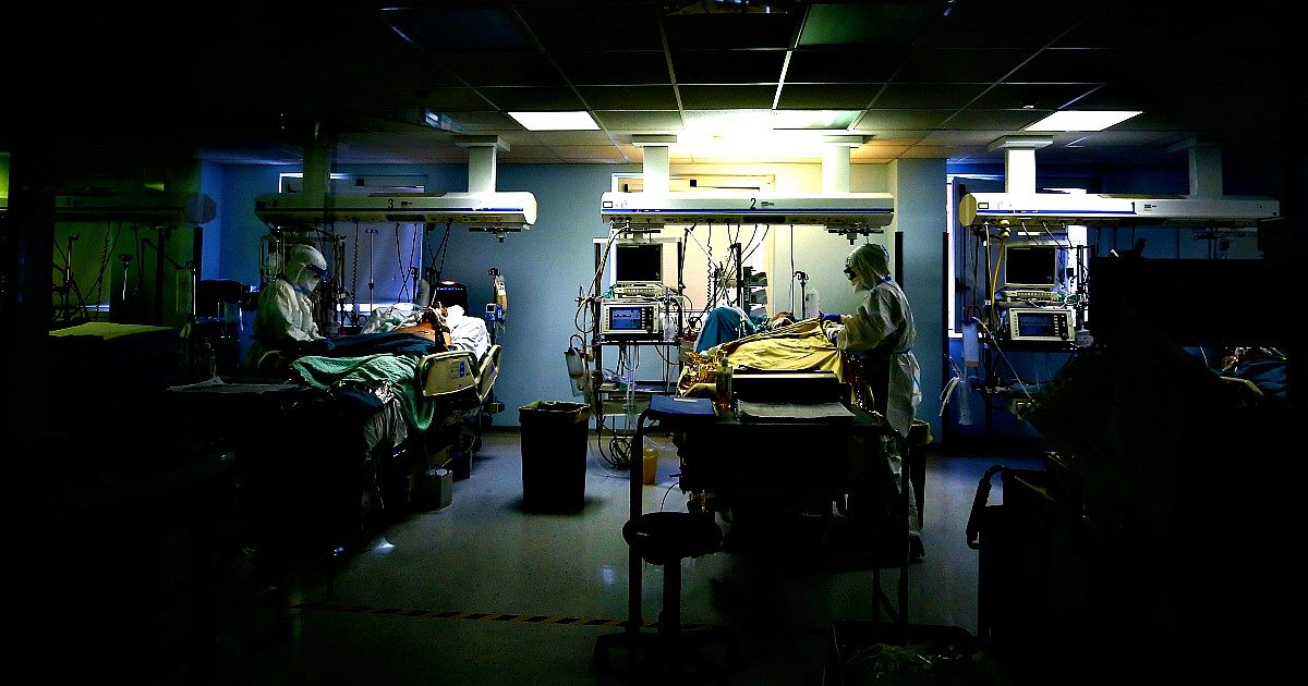 I morti Covid in Italia: età media 80 anni, patologia più frequente l’ipertensione. Nord e Sud: il confronto tra prima e seconda ondata