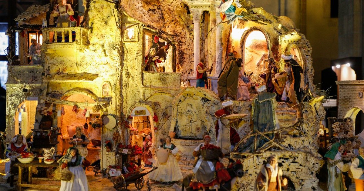 Napoli, un grande presepe di pizza “cotto” in forno: i due simboli della città finalmente insieme – FOTO