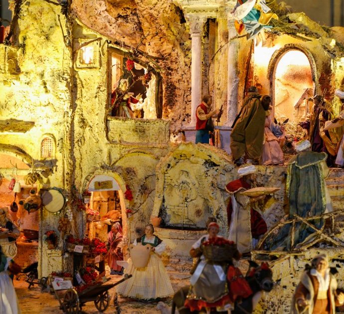 Napoli, un grande presepe di pizza “cotto” in forno: i due simboli della città finalmente insieme – FOTO