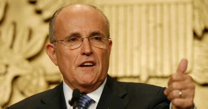 Rudy Giuliani positivo al Covid, l’avvocato di Trump ricoverato in ospedale. Era stato a riunioni di Repubblicani senza la mascherina