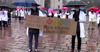 Copertina di A Milano il flashmob degli specializzandi in medicina: sotto la pioggia in camice bianco per chiedere lo sblocco delle graduatorie
