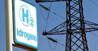 Copertina di Recovery plan, la Ue boccia il governo sull’idrogeno prodotto dal gas: “Non è green”. Stop ai fondi in cui speravano Eni e ArcelorMittal