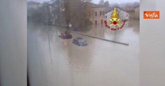 Copertina di Maltempo in Emilia Romagna, abitanti portati in salvo con i gommoni dai Vigli del fuoco. Le immagini