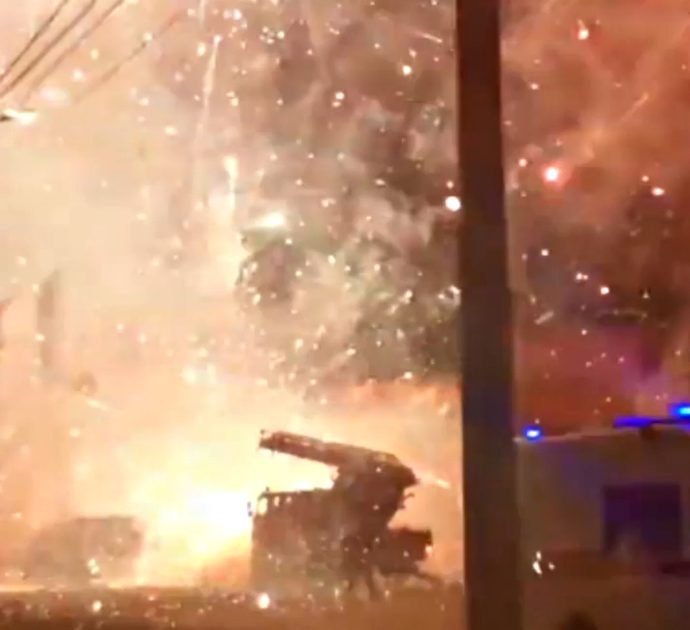L’incendio in una fabbrica di fuochi d’artificio sembra un film: i pompieri in azione in mezzo agli scoppi. Le immagini impressionanti