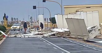Copertina di Ostia, la furia del vento spazza via le cabine che finiscono in strada: il video