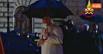 Papa Francesco a sorpresa in piazza di Spagna sotto la pioggia: la visita per l’Immacolata