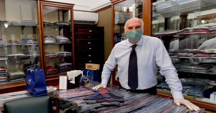 Marinella apre in “zona rossa”: multato dopo 34 cravatte vendute