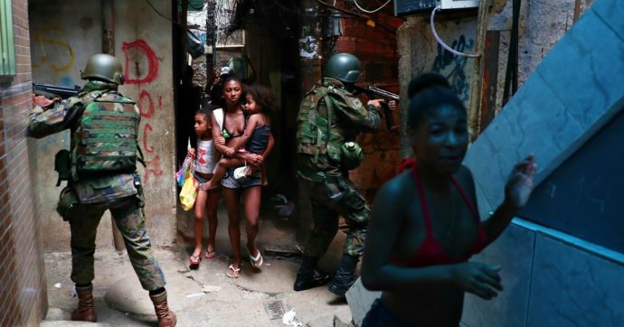 Fogo Cruzado, la app ‘salvavita’ che segnala le sparatorie in corso nelle favelas brasiliane per limitare le morti da proiettili vaganti