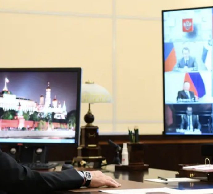 Putin “finge di essere a Mosca ma in realtà si trova a Sochi”: ecco come fa