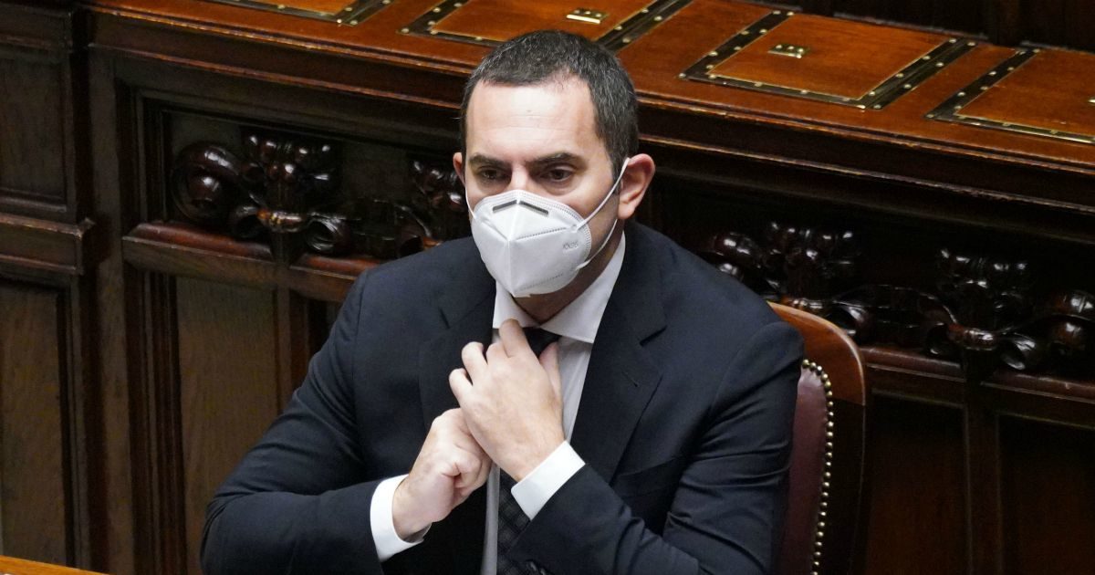 Spadafora, coming out in diretta tv: “Sono omosessuale, giusto dirlo per l’impegno politico”. Poi si commuove. E sul M5s: “Rischio scissione c’è”