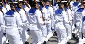 Copertina di A processo per tangenti, ufficiali reintegrati