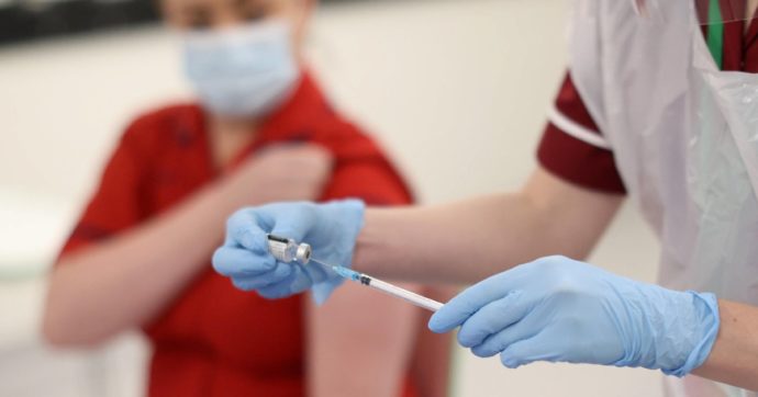 Vaccino Covid, parte il bando per reclutare 3mila medici e 12mila infermieri in tutta Italia. Come partecipare