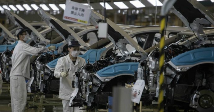 Cina, annunciati tagli del 30% agli incentivi per auto elettriche e ibride plug-in
