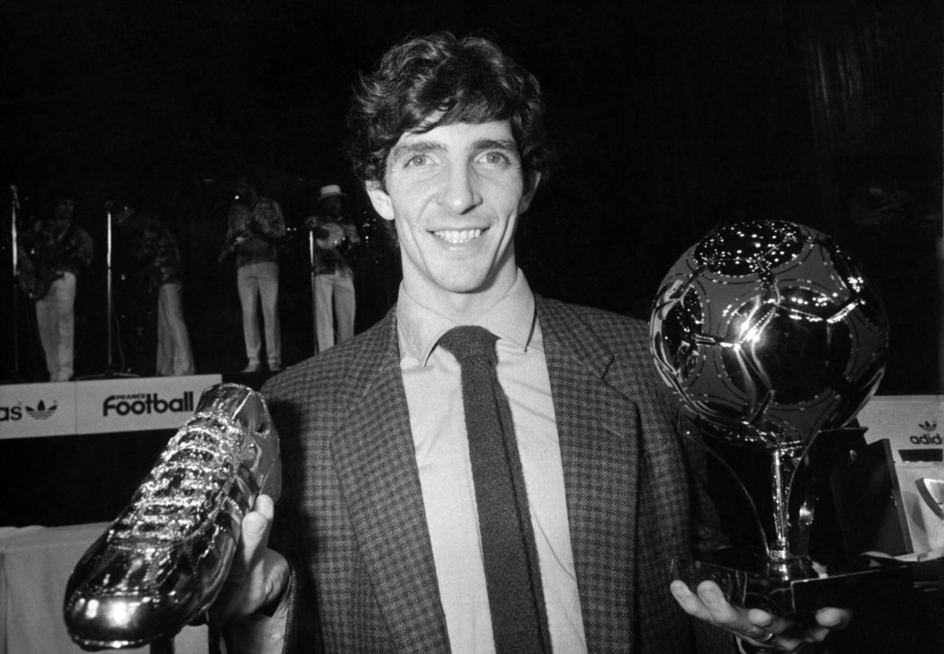 ©LaPresse
Archivio Storico
Parigi anno 1982
sport 
calcio
Paolo Rossi
nella foto: l’italiano Paolo Rossi con il pallone d’oro e la scarpetta d’ora.
B 3193