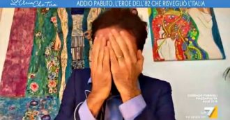 Copertina di Dino Giarrusso ricorda Paolo Rossi e scoppia in un pianto a dirotto su La7: “Scusate”