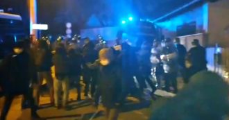 Copertina di Val di Susa, tensione tra No Tav e forze dell’ordine: cariche e lancio di lacrimogeni