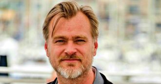 Copertina di Christopher Nolan ha lasciato la Warner, prossimo film su Oppenheimer con i 100 milioni di dollari della Universal