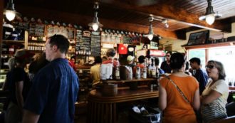 Copertina di Oggi è la Giornata del caffè sospeso: una tradizione che ora impazza anche a Milano