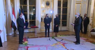 Copertina di Macron conferisce la Legion d’Onore ad al-Sisi: ecco il video della cerimonia diffuso dall’Egitto ma che la Francia non voleva mostrare