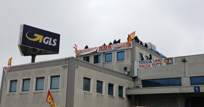 Piacenza, tornano al lavoro i facchini saliti sul tetto della Gls nel 2019 e poi licenziati. Usb: “Giudice ha riaffermato diritto allo sciopero”