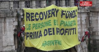 Copertina di Recovery Plan, la protesta di Greenpeace a Roma: “Il governo destini fondi all’ambiente, non alle multinazionali inquinanti”