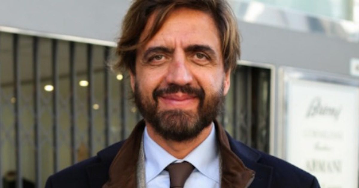 Incidente per Valerio Staffelli, investito da un taxi in centro a Milano. L’inviato di Striscia stava consegnando il Tapiro a Roberto Bolle