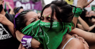 Copertina di Argentina, la Camera approva la legge per la legalizzazione dell’aborto. L’attesa e poi la gioia dei manifestanti – Le immagini