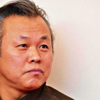 La fine assurda nebulosa e solitaria del regista Kim Ki-duk morto in Lettonia per complicanze legate al Covid. Amato per Ferro 3 e premiato per Pietà a Venezia