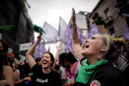 Copertina di Argentina, l’aborto sicuro e gratuito è legge: ci sono voluti diciotto anni per ottenerlo