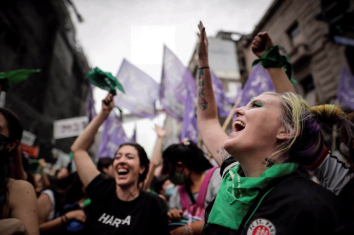 Argentina, l’aborto sicuro e gratuito è legge: ci sono voluti diciotto anni per ottenerlo