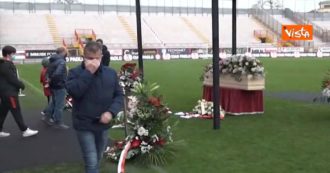 Copertina di Addio a Paolo Rossi, lunga coda alla camera ardente allestita allo stadio di Vicenza: il video dell’ultimo saluto al campione