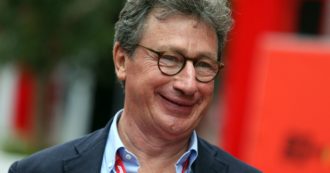 Copertina di Ferrari, Louis Carey Camilleri si dimette da amministratore delegato. John Elkann assume la carica ad interim