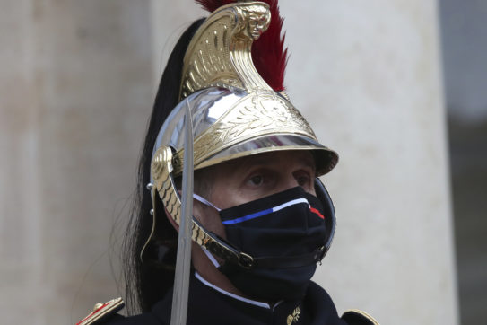 Natale in famiglia, Capodanno no: i contagi risalgono e i francesi richiudono tutto