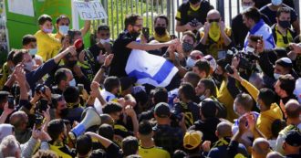 Copertina di Un arabo investe nel Beitar Gerusalemme e i tifosi si spaccano: gli ultras di estrema destra contro il “percorso di pace” del presidente