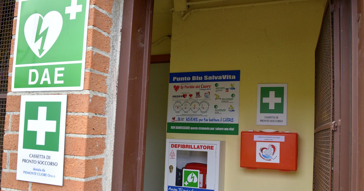 Napoli, bimbo morto dopo malore a scuola: cinque indagati tra cui un pediatra. Indagini sul perché il defibrillatore non è stato usato