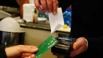 Copertina di Collegamento pos-registratori di cassa, in nove mesi +13,5 miliardi di imponibile Iva. Corte dei conti: “C’entra anche l’inflazione, serve un’analisi”