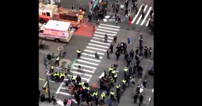 New York, auto contro i manifestanti di Black Lives Matter: almeno sei i feriti, arrestate due donne. “Azione premeditata a sfondo razziale”