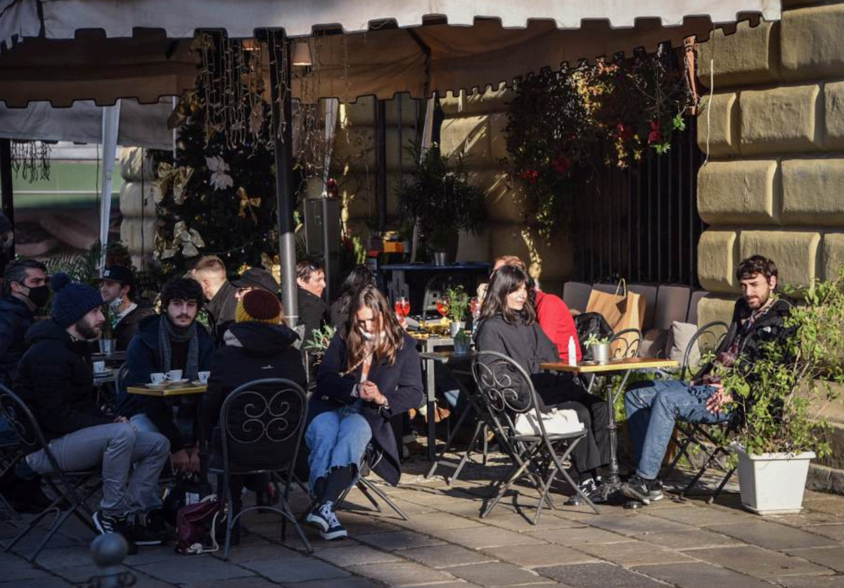 Le folle nelle città sono diventate gialle, il governo valuta nuove restrizioni.  L’ipotesi: tutta Italia zona rossa nei giorni festivi e prefestivi