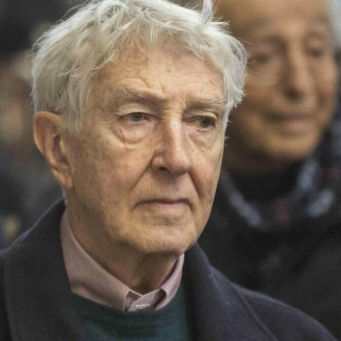 “I cori cattolici sono delle lagne tremende. La Chiesa credeva che avrebbe avvicinato la gente alla fede con i giovanotti con la chitarre”: l’analisi di Corrado Augias