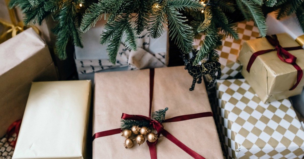 Regali di Natale sostenibili: entrare in un Gas o piantare un albero, la guida ai doni alternativi