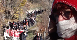 Copertina di Valsusa, torna la protesta NoTav. Centinaia in marcia contro l’allargamento del cantiere: “C’eravamo, ci siamo e ci saremo sempre”
