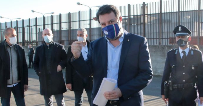 Copertina di Salvini scarica ancora barile e si contraddice sugli sbarchi