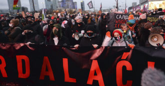 Copertina di Polonia, in migliaia in strada a Varsavia per manifestare a favore dell’aborto. Attivisti chiedono le dimissioni del governo